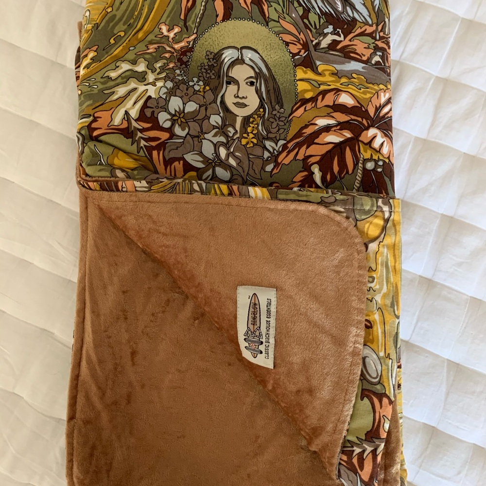 Hawaii Print kid’s throw blanket